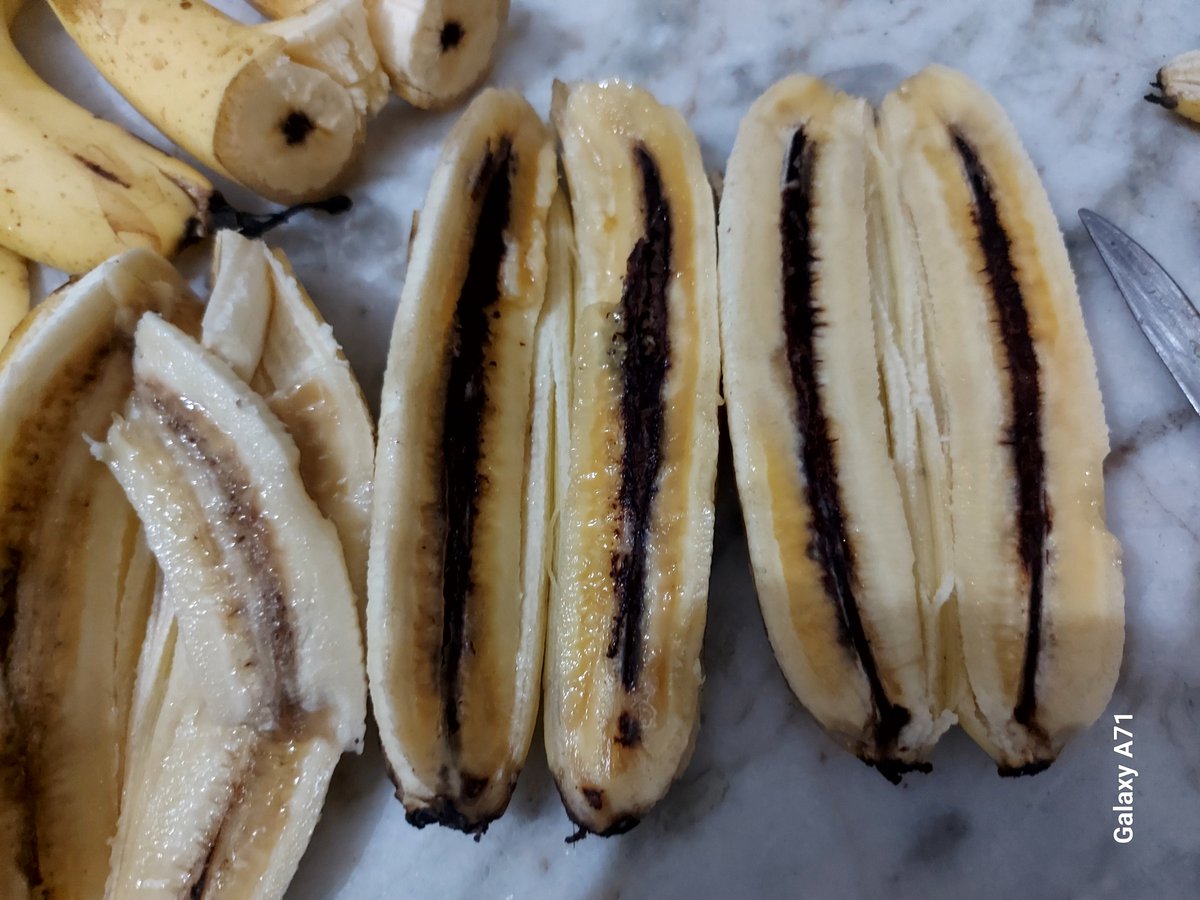 NKrrishnraj's tweet image. #Dangerous #Awearness #ReadCaption 
मुझे पता नहीं की ये क्या हो रहा है लेकिन फ़ल, सब्ज़ी और खाने की कोई भी चीज को अच्छे से देखकर ही खाना चाहिए वरना पता नहीं क्या बीमारी लग जाए। 2 दर्जन केले में से सिर्फ़ 8-9 केले ही सही निकलें है। #Banana