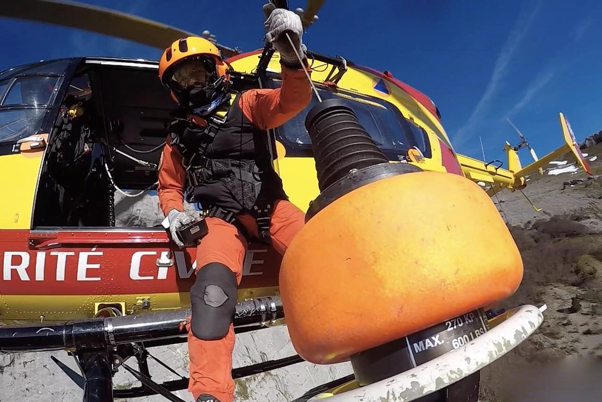 Lui, c’est le MOB qui t’accueille à la montée comme à la descente. Il veille sur ta sécurité et guide le pilote pour la récupération. Il fait varier la vitesse du treuil et décide donc de la vitesse où tu va arriver sur la planète. Bef comme le pilote  indispensable à la mission.