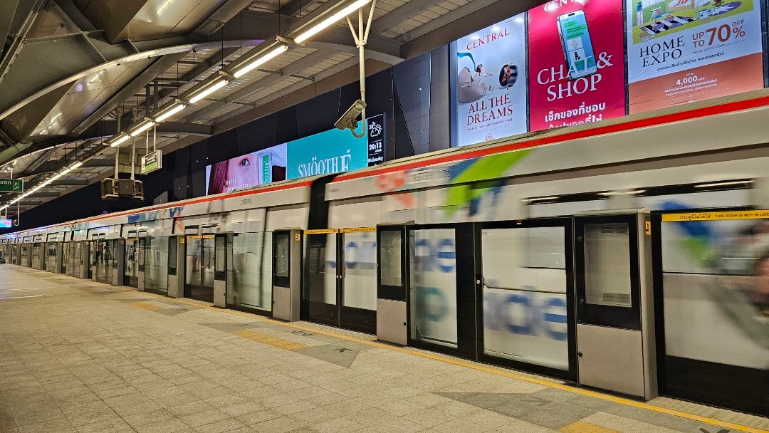 join the flip side 😆 (@ BTS Ha Yaek Lat Phrao - <a href="/bts_skytrain/">BTS SkyTrain</a> in Chatuchak, Bangkok) swarmapp.com/c/8tCeY1BMmEs