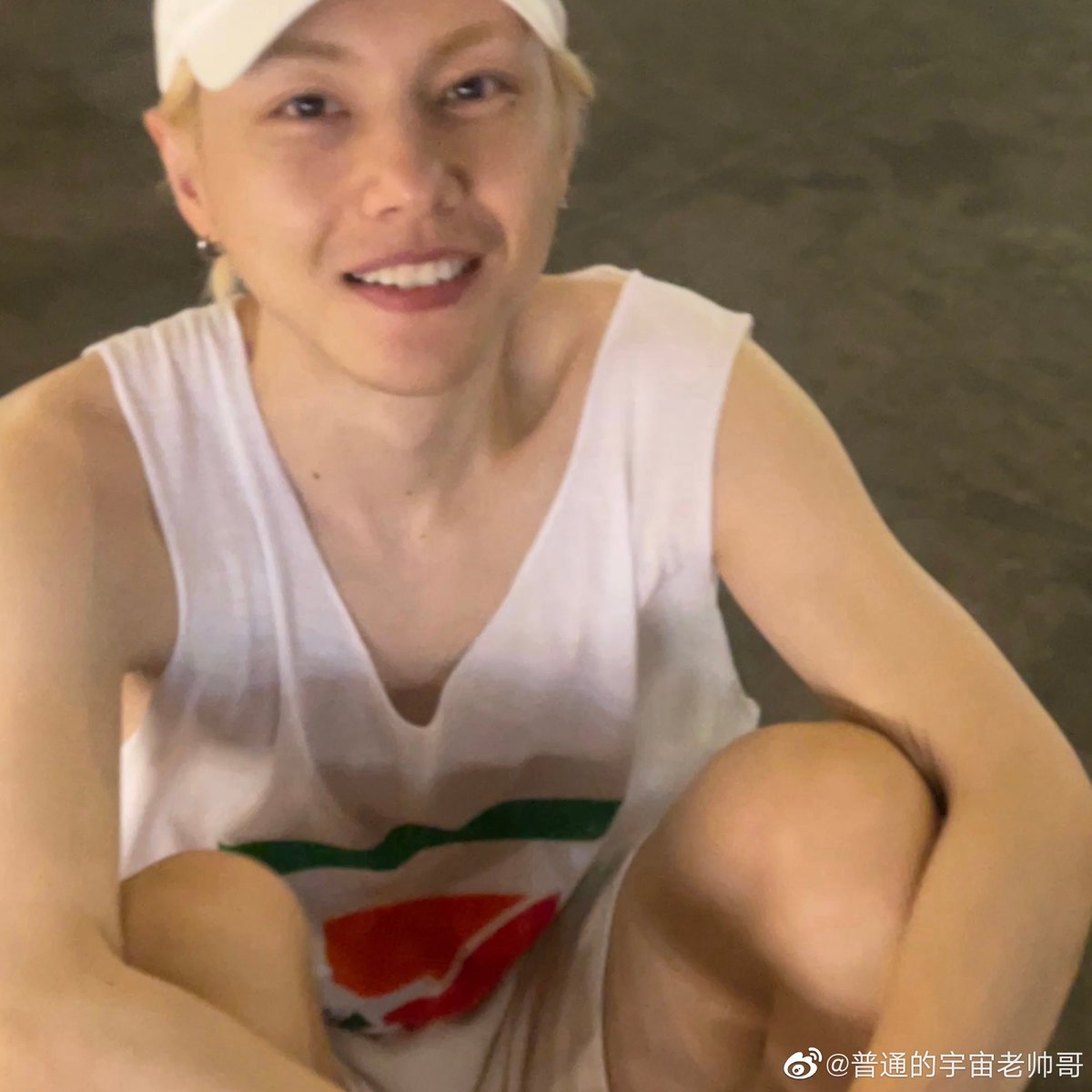 Specialwind17's tweet photo. โจวรุ่ยใส่เสื้อ 7-11 ก็ต้องถ่ายรูปกับป้ายเมนเทอร์แจ็คซะหน่อย 55
#ZhouRui #JacksonWang
#IDOLPRODUCER https://t.co/fmDPnLWVSc