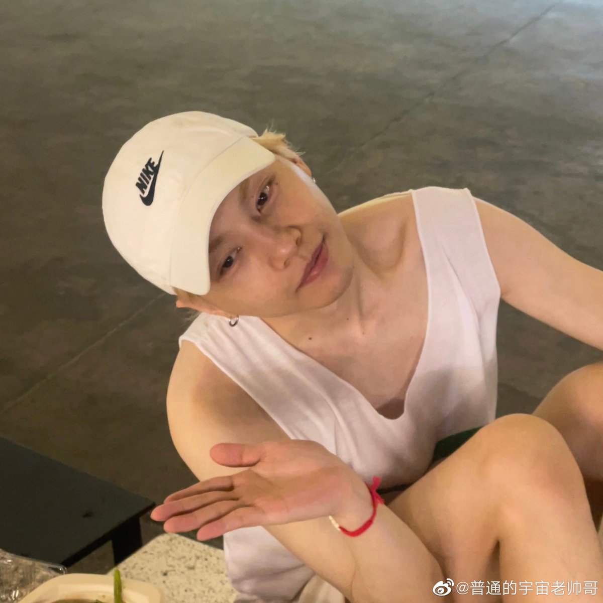 Specialwind17's tweet photo. โจวรุ่ยใส่เสื้อ 7-11 ก็ต้องถ่ายรูปกับป้ายเมนเทอร์แจ็คซะหน่อย 55
#ZhouRui #JacksonWang
#IDOLPRODUCER https://t.co/fmDPnLWVSc