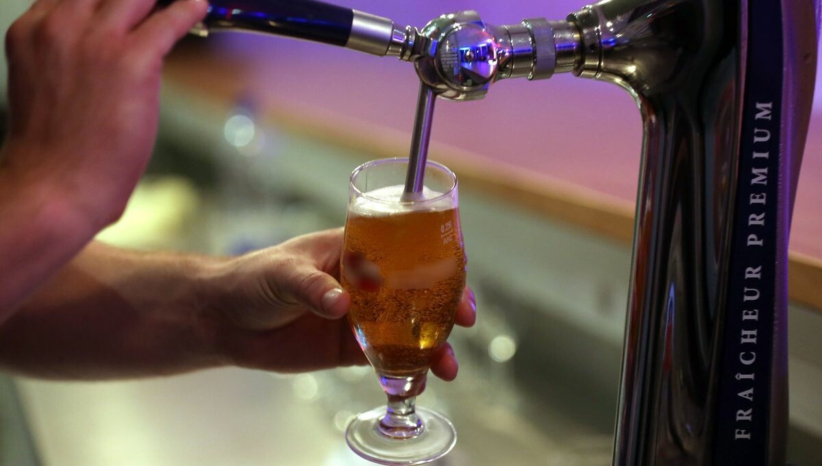 franceinter's tweet photo. Le tabac et l'alcool coûtent à la société bien plus cher que les taxes qu'ils rapportent, selon une étude.

➡️ https://t.co/ueAs6VimJL https://t.co/8JVzyoXSjF