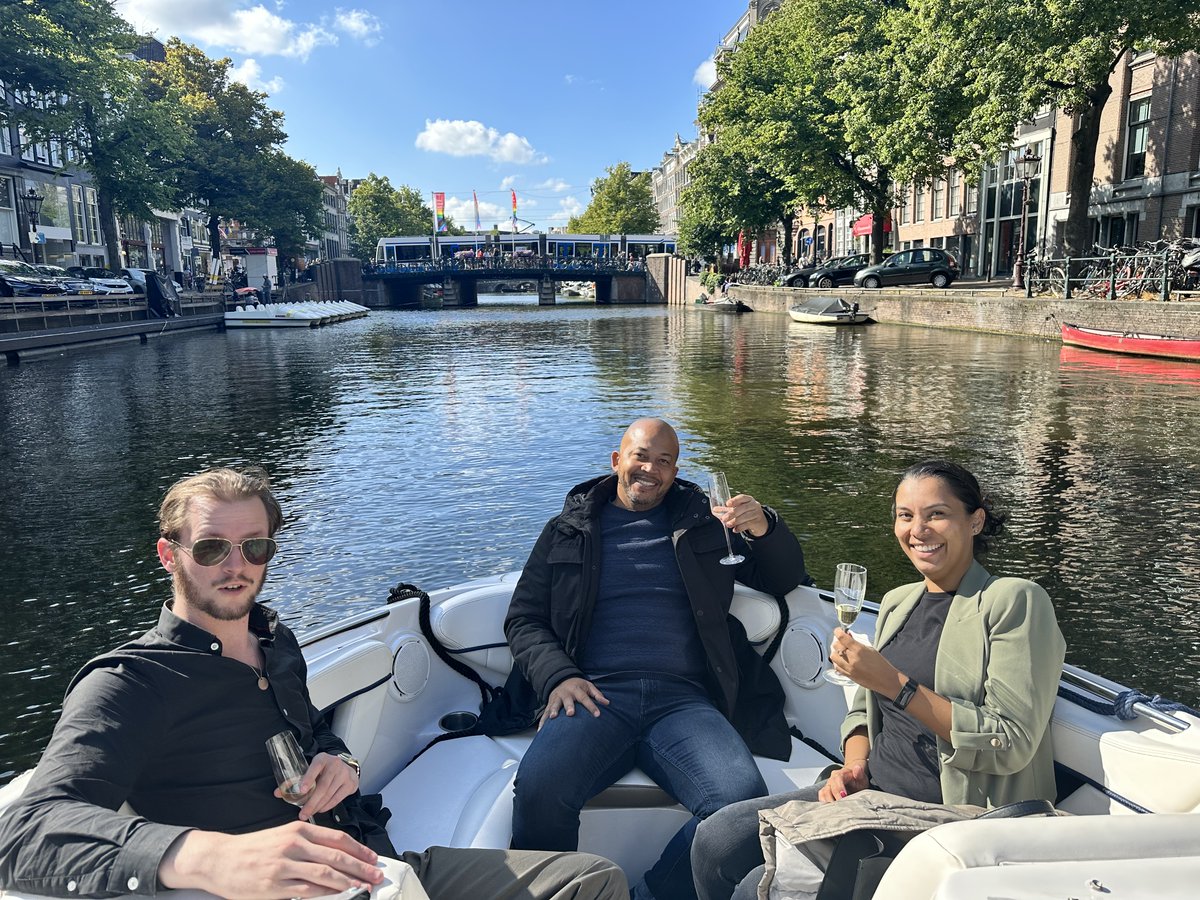 CinceroGroup's tweet photo. Op een zonnige dag zagen we een perfecte gelegenheid om een boottocht te maken door de grachten van Amsterdam. Op deze bijzondere middag en avond waren we omringd door een gezellige mix van klanten, afkomstig uit NL en Zuid-Amerika. Bedankt voor jullie aanwezigheid! https://t.co/ibYCN1E9wF