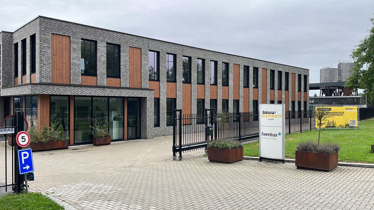 stevenjansenbv's tweet photo. De zomervakantie zijn we druk bezig bij @Bouwmensen apeldoorn zodat ze na de vakantie weer fris aan de bak kunnen. 

Hier alle beglazing vervangen voor HR++ glas van @DualSealGlass en binnen en buiten geschilderd

#totaalonderhoud #onderhoud  #verduurzamen #onderwijs #glaszette https://t.co/HOsy5SNdPm