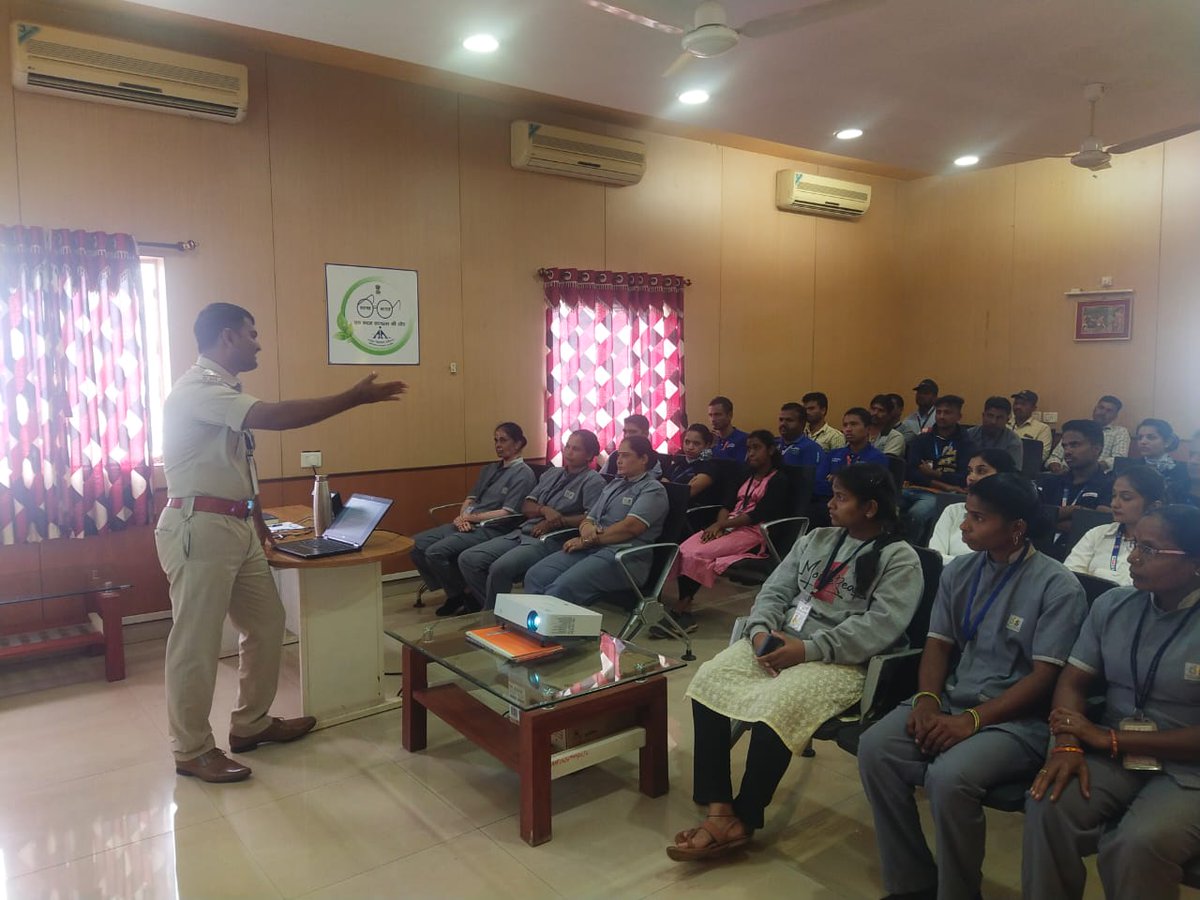 aaiblgairport's tweet photo. #Aviation_security_awareness workshop conducted for the employees working at #Belagavi_Airport to promote importance of #Aviation_security as a part of #Aviation_Security_Culture_Week program.
#BelagaviAirprot #AAI @AAI_Official @AAIRHQSR @MoCA_GoI @BcasHq @DGCAIndia https://t.co/XudgxxMIu6