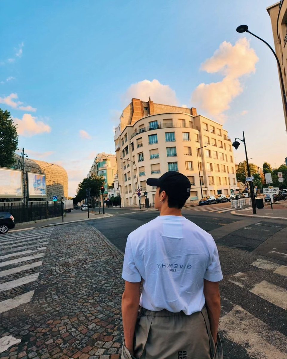 Y'all won't believe it, guess who just joined the gram club? Yup it's me. Bet you didn't see that coming huh? I'm new to this but I've spent hours learning the app, so don't let me down, follow me there fam.
( instagram.com/gnabnahc )