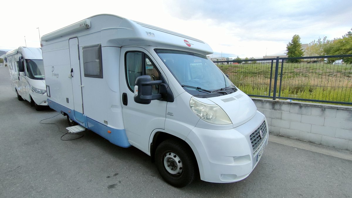 CaravanasJuan's tweet photo. Tenemos esta Bürstner Primero T580. De 2007, 118.000km y en excelente estado. Con cama de matrimonio, baño, cocina y salón. Cuenta con toldo, placa solar y antena de TV. 
#muevetuvida #caravanasjuan #autocaravana #Bürstner
https://t.co/S7WLCP1hSO 
Pol. Ind. A Granxa, O Porriño. https://t.co/QEwIIMYtYq