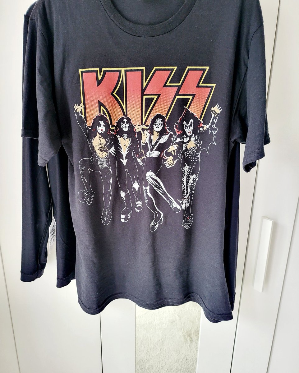 I'm ready to rock if you're ready to roll 🎸🎸🎸🎸🤟🤟🤟🤟

#Kiss #KISSARMY #RockAndRoll #Rock #HardRock #Rockmusic #KissTShirt #KissDestoyer