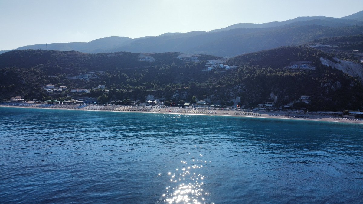 Neropistolero's tweet photo. @Giorgos_Lialios Κάθισμα Λευκάδα σήμερα. Προσπάθησα να πάρω όλο το μήκος της παραλίας για να φανεί ότι το 90% είναι κατειλημμένο. https://t.co/8dGn5LziNo