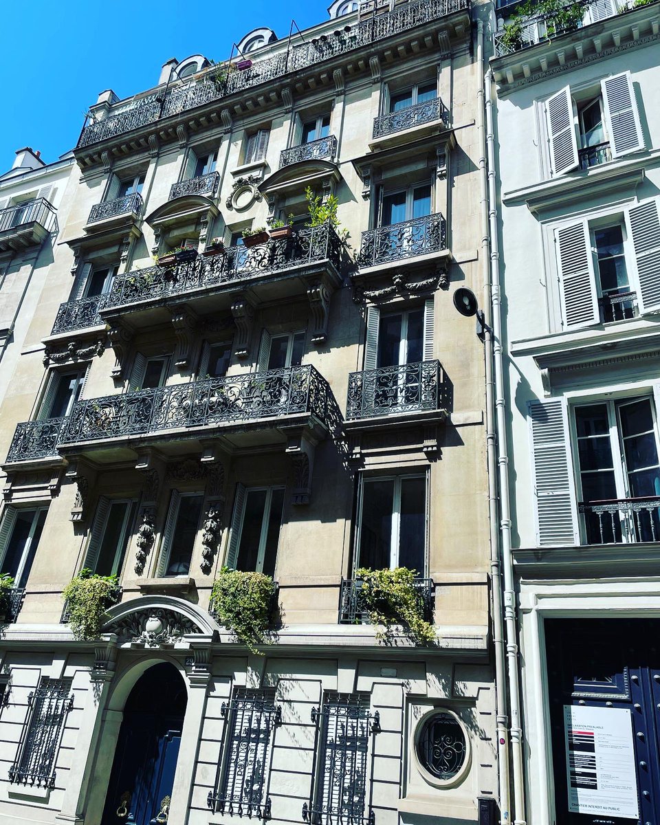 Day 2 exploring. Took the family on a adventure walk to show them the #sacrecoeur ‘Soooo many steps daddy’ and then the #moulinrouge windmill ‘What’s that thing in the window of that (sex) shop, daddy?’ 🤣 #paris #adventureswithkids #interrailing