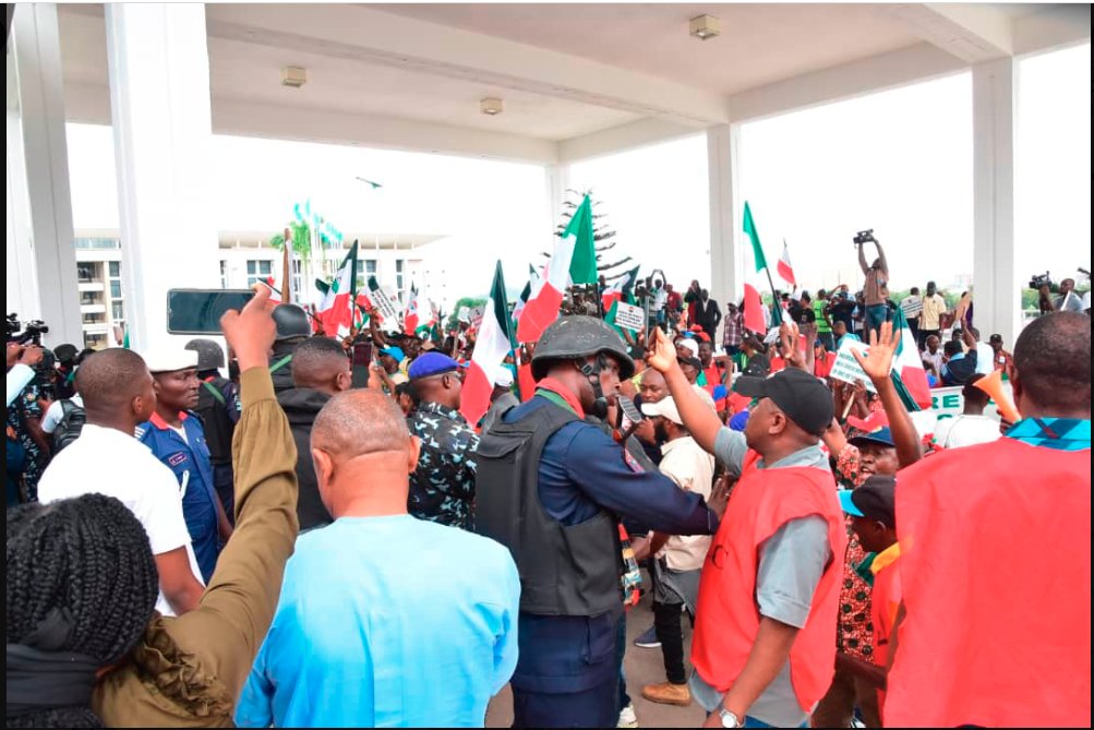 PLACNG's tweet photo. JUST IN: NLC protesters pull down @nassnigeria gate, force their way into complex
#TheNLC https://t.co/V3BI9TAwDg