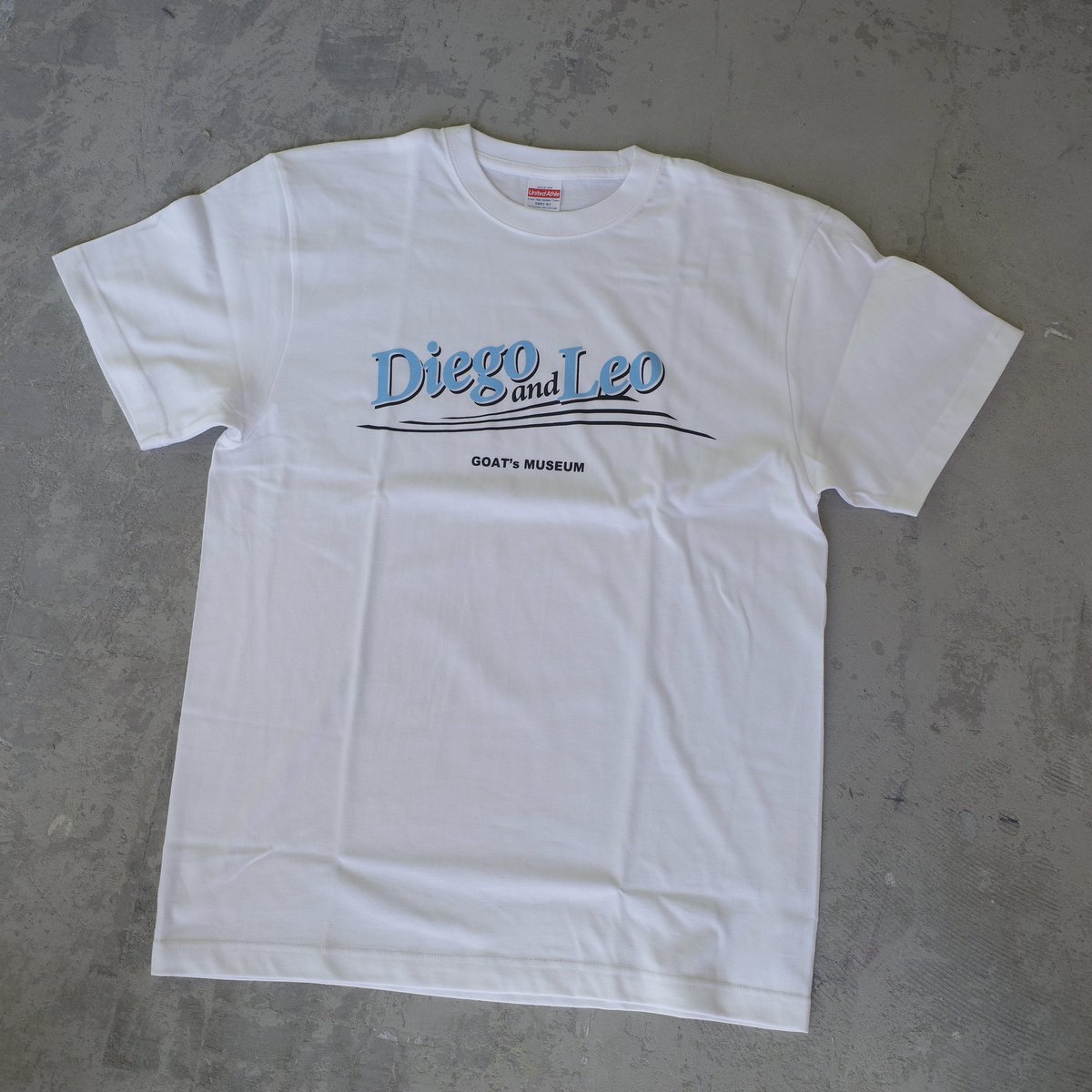 casatre2020's tweet photo. 【プレゼント企画開催！】
BENEさんデザインのオリジナルTシャツを3名様にプレゼント！
応募は簡単。本アカウントをフォローしてこの投稿をリツイートするだけ！
レセプションで兵藤慎剛も着用し会場でも人気だったTシャツ⚽️応募〆切は、8/6 23:59まで！
#マラドーナ #メッシ #史上最高の二人展 https://t.co/DgjwRPIjbi