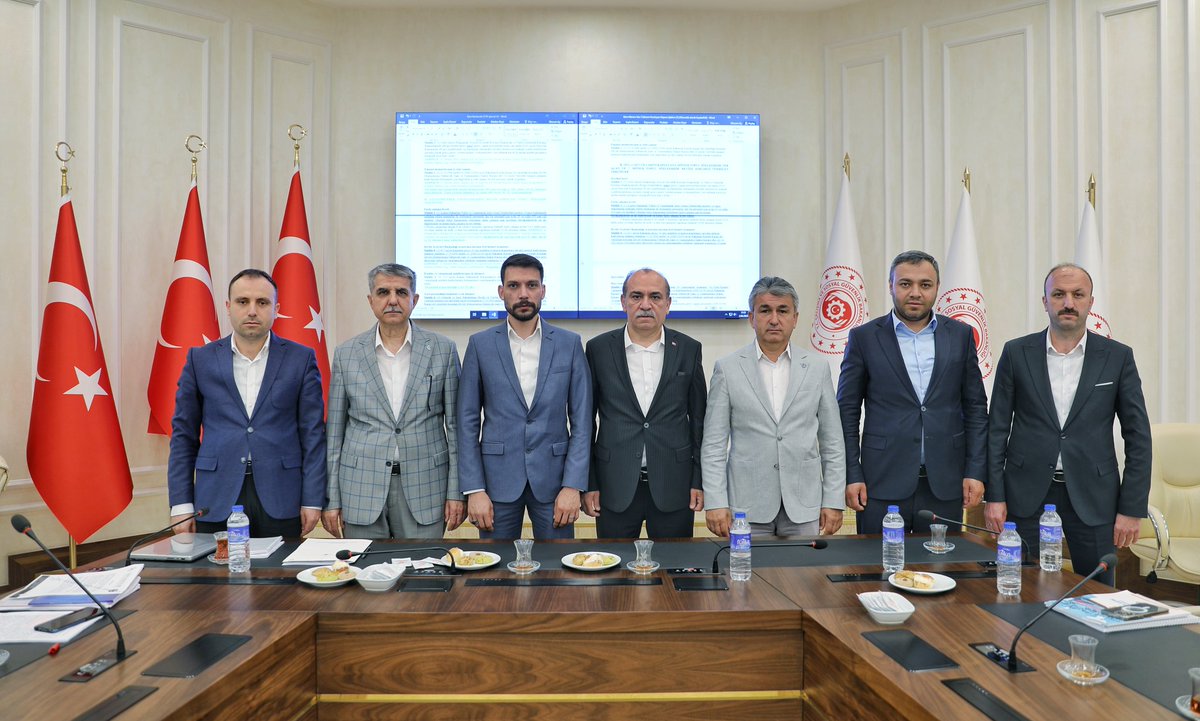 7. Dönem Toplu Sözleşme görüşmelerine Büro Hizmet Kolu olarak teklif ettiğimiz 135 maddenin tasnifi ile devam ettik.

Hizmet kolumuza ait tekliflerimizin müzakere edileceği bir sonraki toplantı 12 Ağustos'ta yapılacak.

Görüşmelerin Büro Hizmet Hizmet Kolunda çalışan tüm kamu