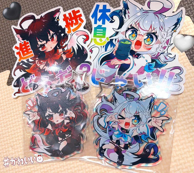 新刊のサンプルと新刊セットのステッカーとアクキーのサンプルです〜 おまけ本とクリアバッグはまだ届いてないので後日アップします アクキーは表はフブちゃんで裏が黒ちゃんです めっちゃ可愛く綺麗にできてる〜