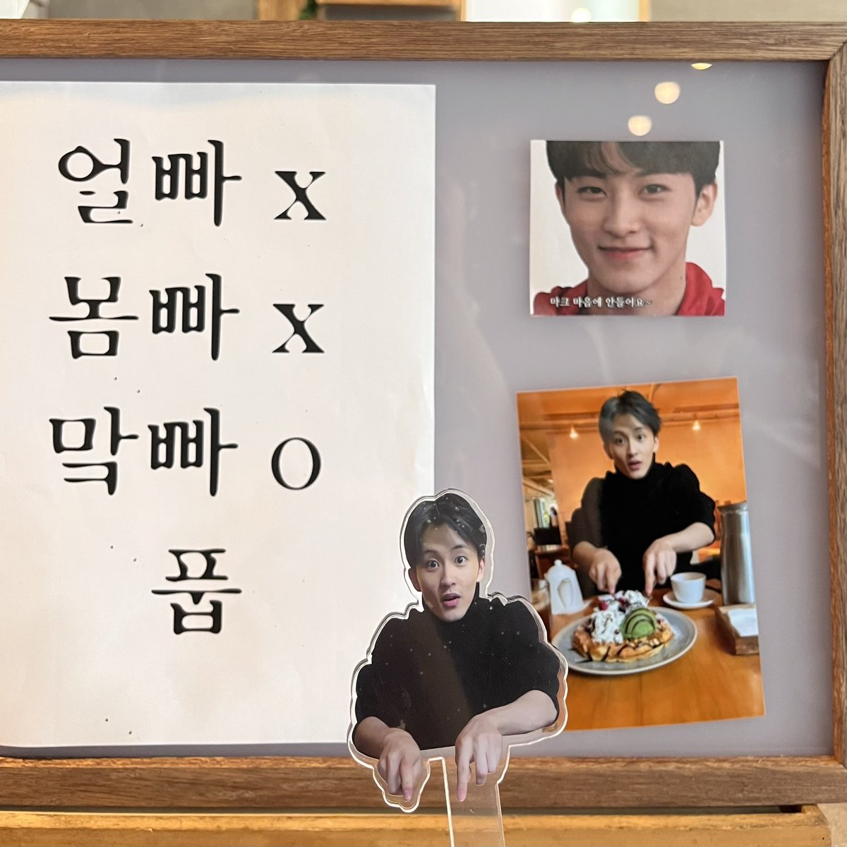qawsedr05752822's tweet photo. 📍𝐜𝐚𝐟𝐞 𝐦𝐨𝐫𝐢
카페에 귀여운 마크가 한가득!! 애기 마크 사진 많아서 귀여웠구 데뷔 초부터 지금까지 마크의 성장기를 볼 수 있어서 좋았어요🌱🐯

#Oh_baby_its_YoU
#시즈니에겐_마크_네가_필요해 https://t.co/pX0b6sp3Nz