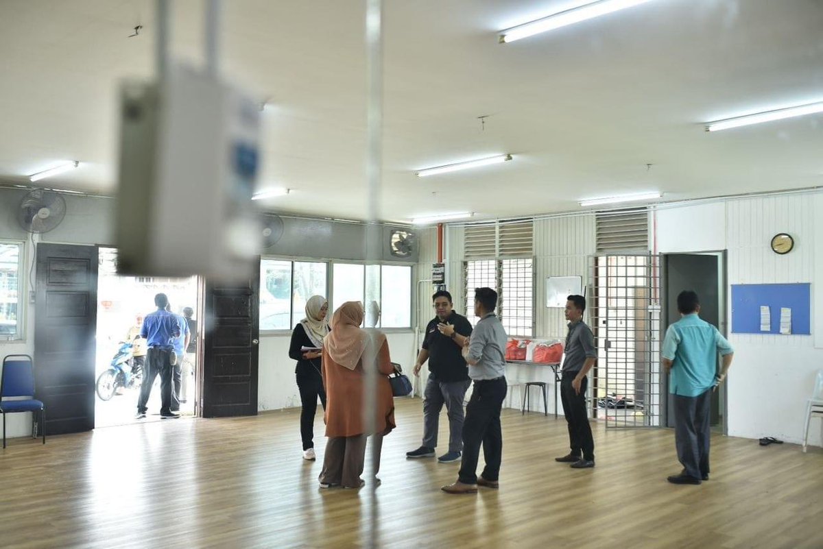 mp_ampangjaya's tweet image. Turut serta En. Khairulazmi bin Abd Rahman, Pen. Peg. Pengurus (ARO) Dun dan Undi awal N.22 teratai dalam sesi ini bagi memastikan persediaan dan hari buang undi berlangsung dengan jayanya.

#SPR15 #N22 #Teratai