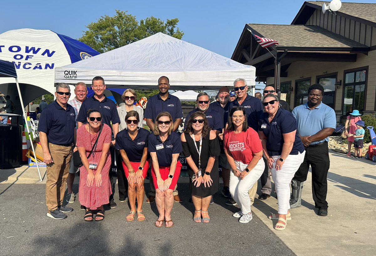 SpartanburgD5's tweet image. We had a fantastic time at Duncan’s National Night Out event! 💯🚓👏 It was great to see our students 🍎 equip them with school supplies📝 and welcome families back for an amazing school year! ❤️ #WeAreD5 #D5Community