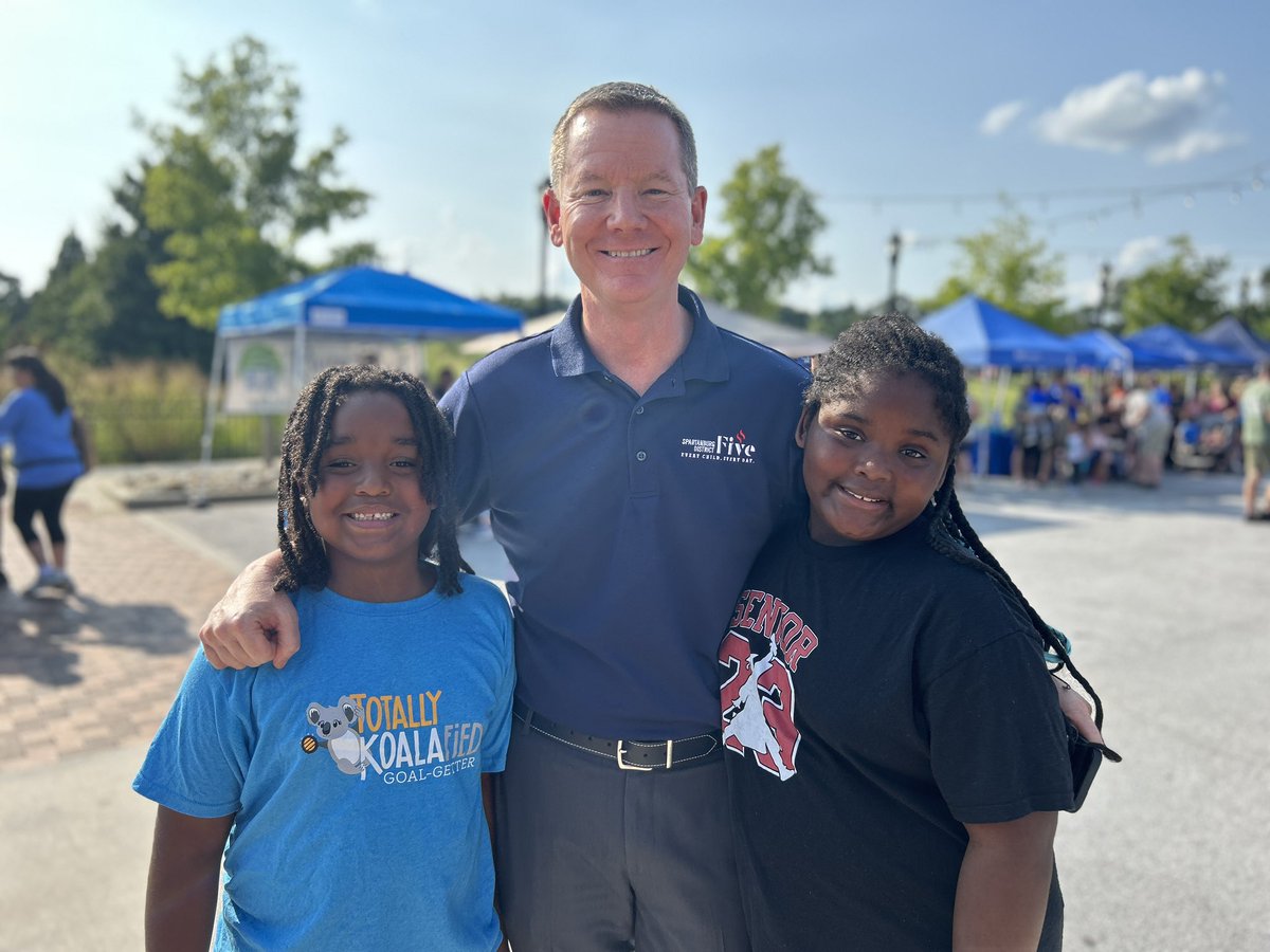 SpartanburgD5's tweet image. We had a fantastic time at Duncan’s National Night Out event! 💯🚓👏 It was great to see our students 🍎 equip them with school supplies📝 and welcome families back for an amazing school year! ❤️ #WeAreD5 #D5Community
