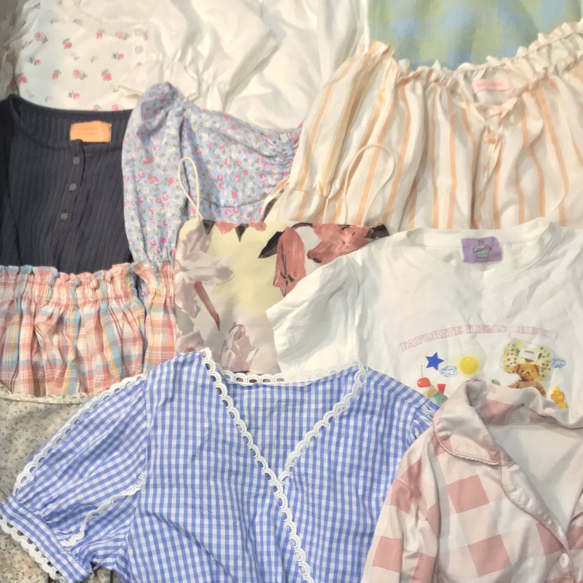 applepaperr's tweet photo. 🍎 ˖ ࣪  lot.45 𖥔 ࣪ 🧸
โล๊ะเสื้อผ้ามือสองน่ารักๆ งานไอจี ครอป กระโปรง กางเกงผ้า  cintage cookie bear มีมากกว่าในรูป 🏠
🚎 กดรีลด 5 บาท 🧃
 ลงในทวิตวันศุกร์ เวลา 18:00 น. 🧀
#ส่งต่อ #ส่งต่อเสื้อผ้า #เสื้อผ้ามือสอง #ส่งต่อเสื้อผ้ามือสอง #โล๊ะตู้เสื้อผ้า #เสื้อผ้ามือสองสภาพดี https://t.co/UlX6VY2JyE