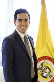 Marianiniecheve's tweet photo. A Nicolás Petro lo incriminan por mil mill que no le cuadran al fiscal, pero a los hampones Luis Alberto Rodríguez, ex director de DNP que “perdió" más de 500 mil mill de la paz, y Karen Abudinen que se abudineó 70 mil mill del internet rural de los niños col, nisiquiera una investigación.

Esta fiscalía corrupta, selectiva y mediocre tiene secuestrada la justicia Colombiana.