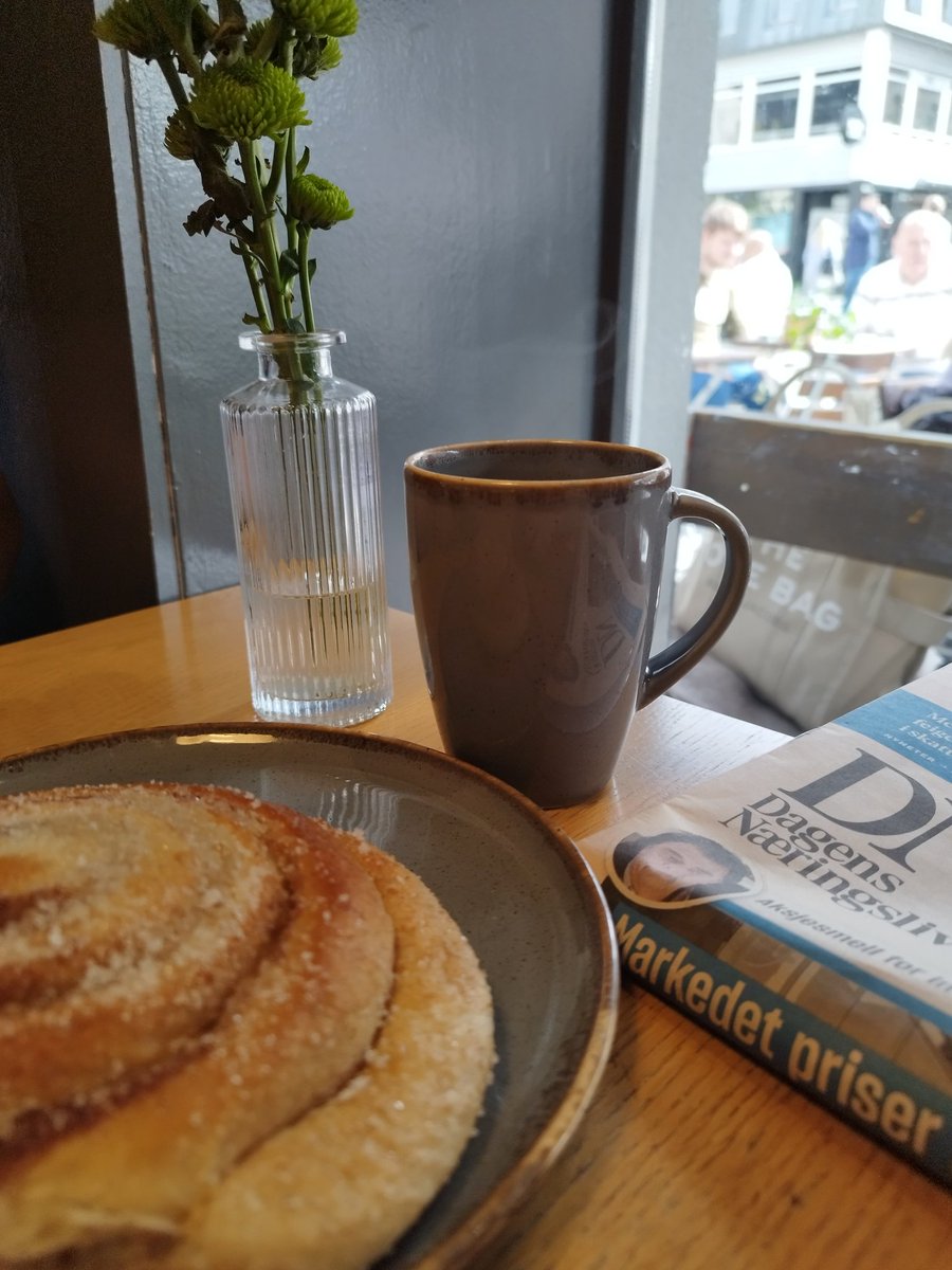 Frokost i Bergen #kaffe #avisen #boller