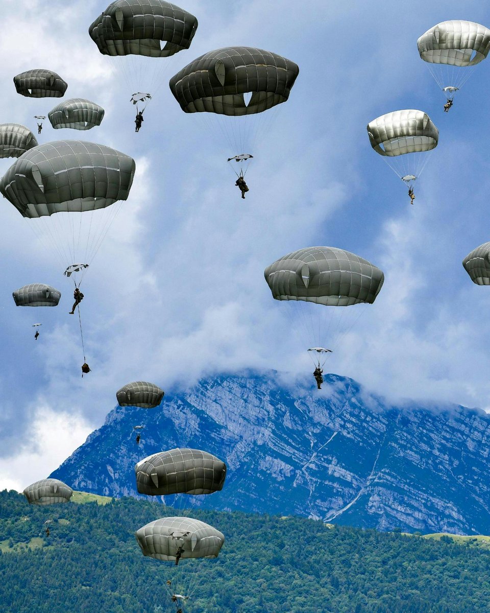 🇺🇸 U.S. Army paratroopers descend onto Juliet Drop Zone, Pordenone, Italy 🇮🇹

#NATO Allies train and exercise together on land, air and sea to test and maintain our readiness and ability to defend