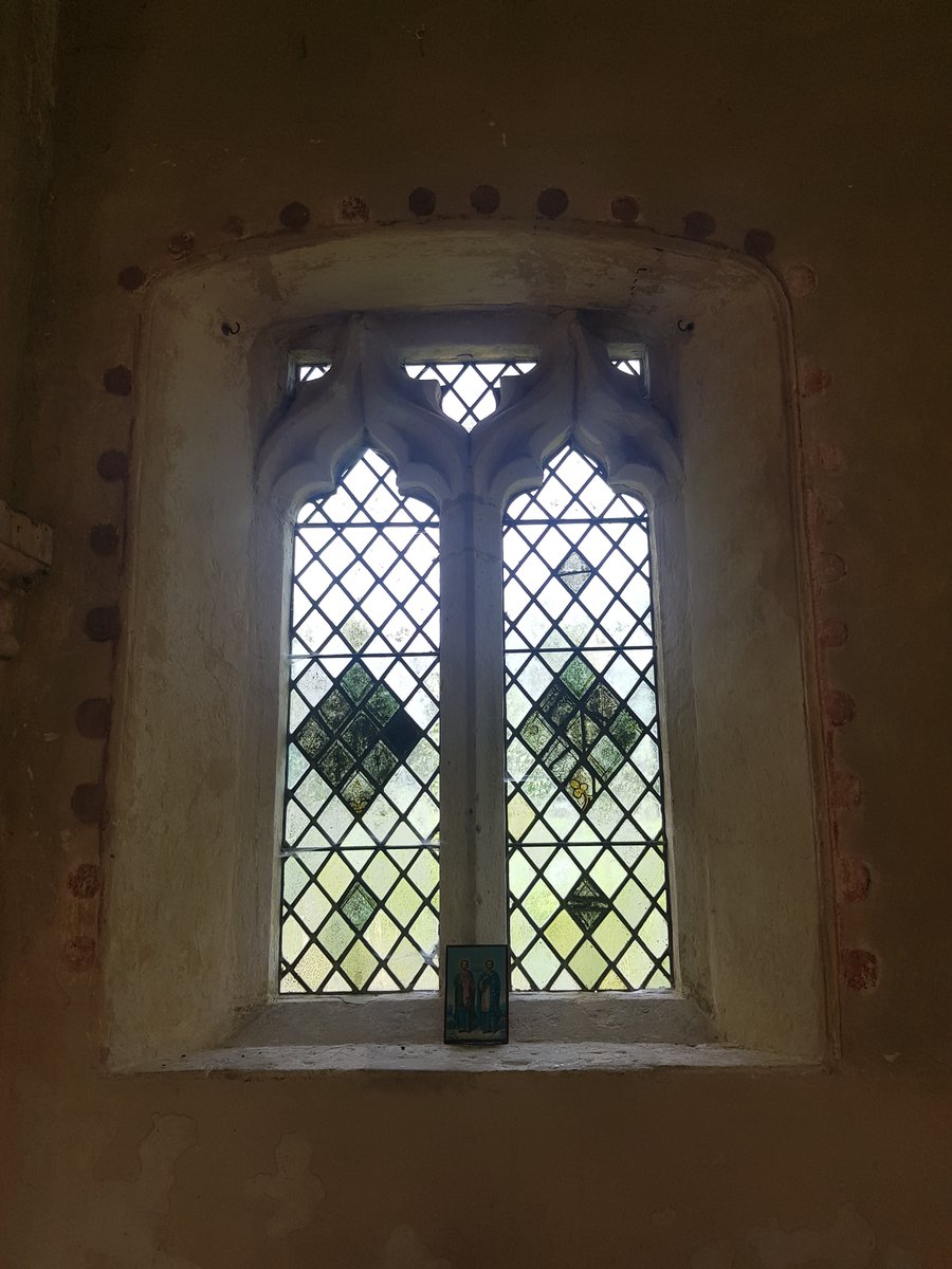 This pattern surrounds the windows at #SherringtonChurch. It's not clear if this is original (C17) a vestige of something or whether it is covering up an earlier motif #WindowsOnWednesday #WallpaintingWednesday
