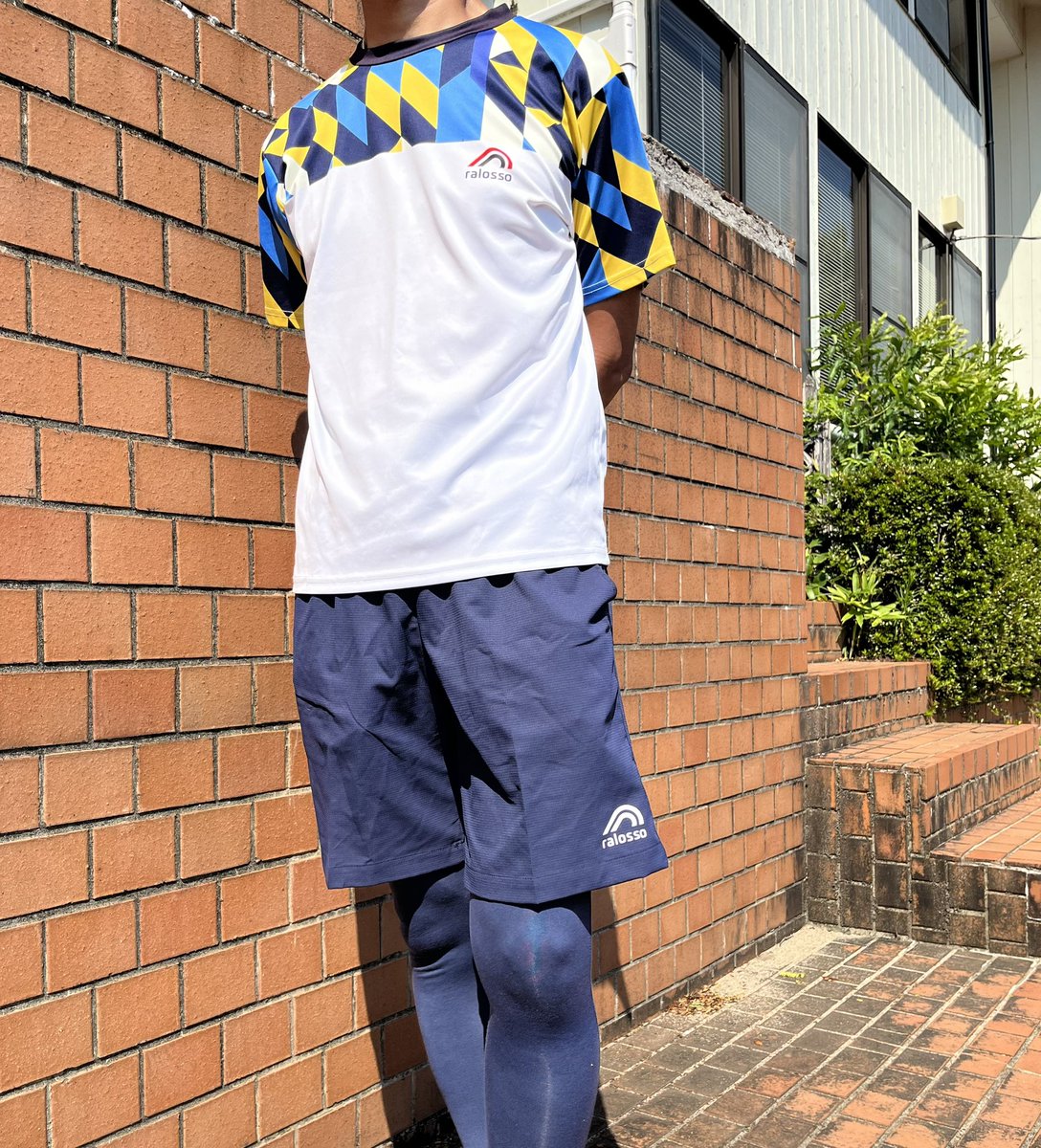 _ralosso's tweet photo. こんばんは✨
本日のラロッソコーデの紹介です！
夏に映える青と黄色のカラーのウェア！！

⚠️過去のモデルのため、お買い求めいただけませんのでご了承ください。

#ラロッソ
#ralosso
#ラロッソコーデ https://t.co/qIUZp91tWB
