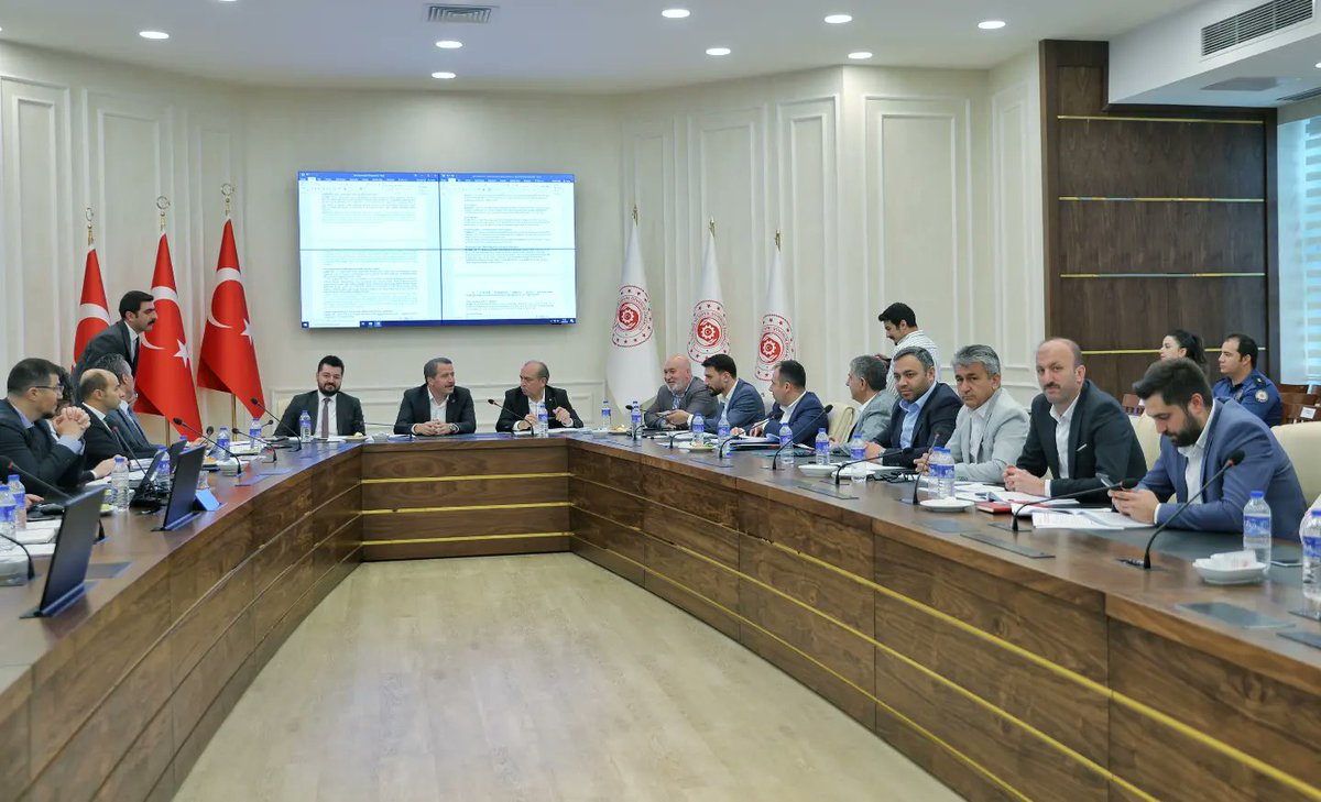 BuroMemurSen_'s tweet photo. Genel Yetkili Sendika olarak katıldığımız 7. Dönem Toplu Sözleşme görüşmelerine teklif ettiğimiz 135 maddenin tasnifi ile devam edildi.

Maddelerin müzakeresine 12 Ağustos 2023 günü yapılacak toplantıda başlanacaktır.

Görüşmelerin Büro Hizmet Hizmet Kolunda çalışan tüm kamu personeline ve üyelerimize hayırlı olmasını diliyoruz.