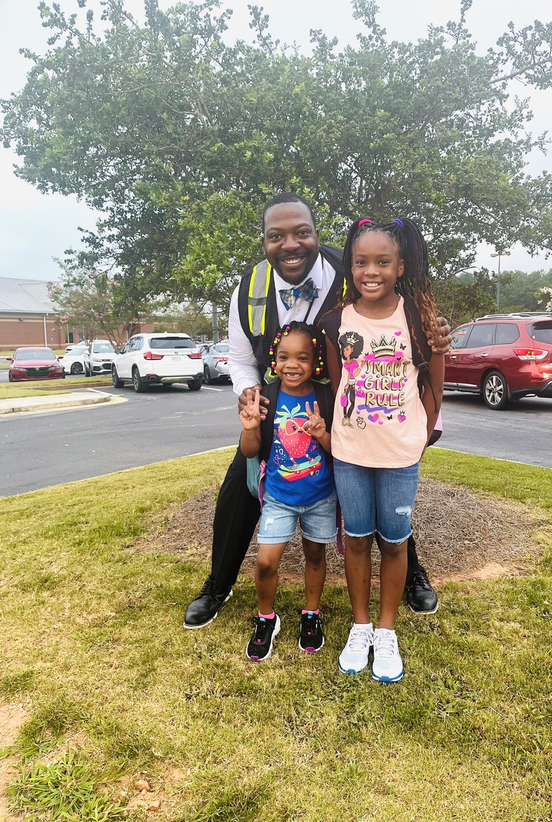 JessicaWhylly's tweet photo. All smiles for the BEST first day ever! @DES_HCS thanks for the fantastic greeting today! My 5th grader and kindergartner are ready to go! @LearnInHenry @FabianWhylly https://t.co/t3TthTfNZP