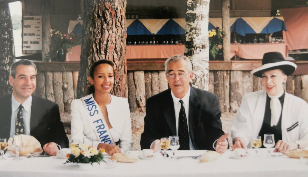 BrunoChn1's tweet photo. Souvenirs, souvenirs avec Geneviève de Fontenay et Miss France aux courses de Montrevault sous la présidence d'Antoine Maugeais. https://t.co/2NNyEael6a