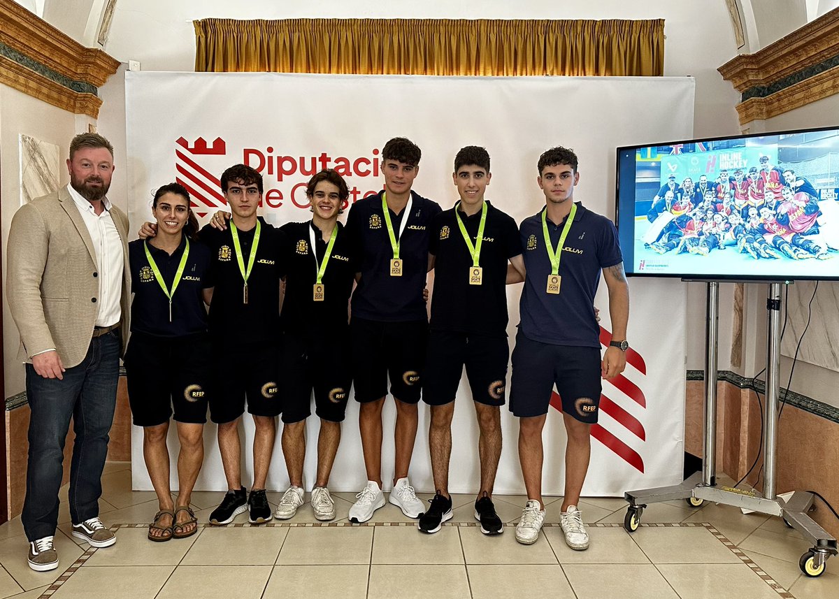 DipuEsport's tweet image. 🥇🏒 Recepció als esportistes guanyadors de la medalla d’or al Campionat d’Europa d’Hockey Línea. Enhorabona i gràcies per passejar el nom de la nostra provincia allà on aneu 😀

#CSEscenarioDeportivo #orgulldeCS 
@dipcas