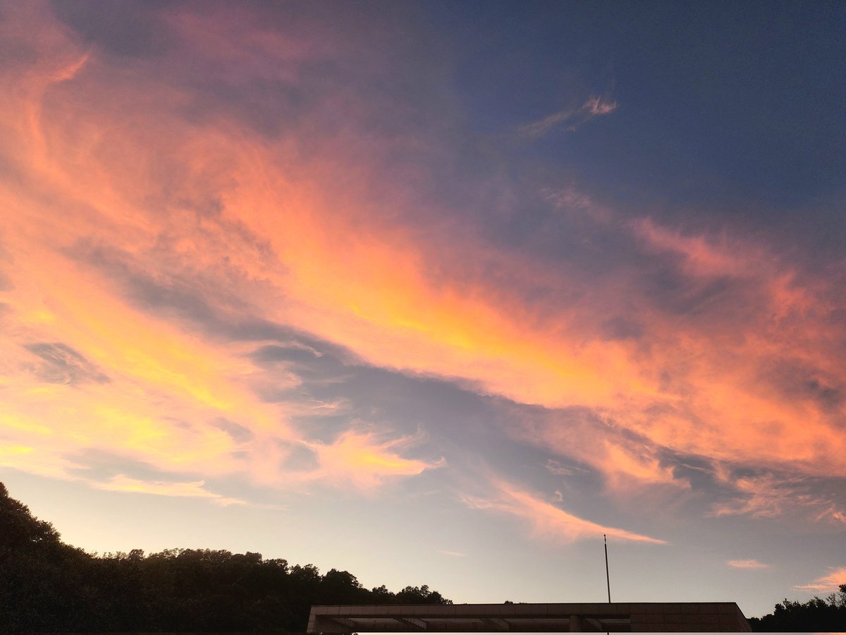 조금 전 베란다 창에 펼쳐진 하늘입니다. 이 시간만큼은 세상 부러운 게 없었지 말입니다. 보여드리고 싶었습니다.