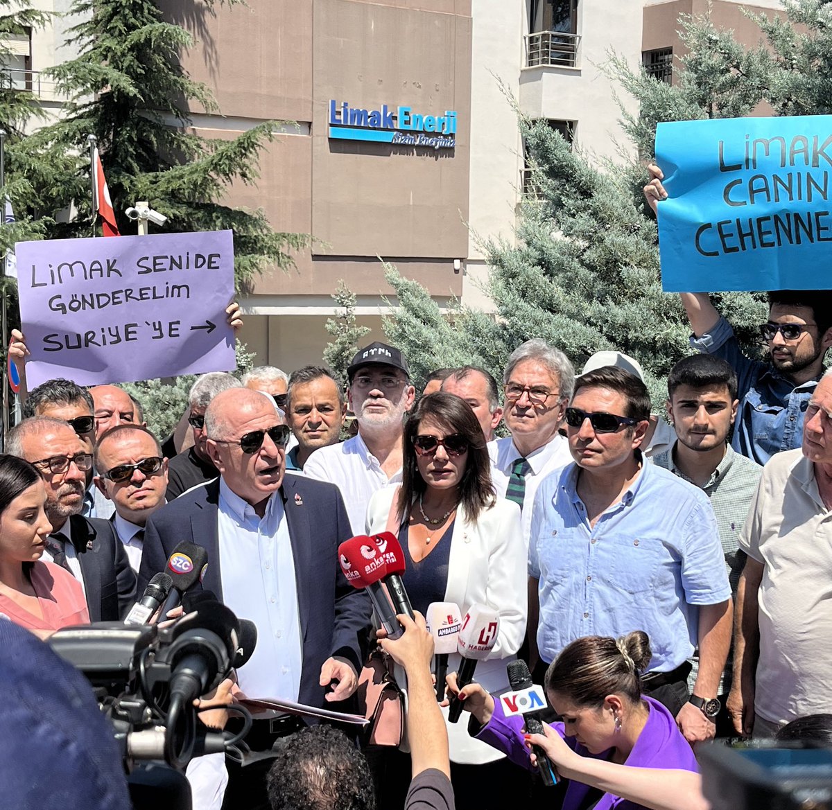 Ümit Özdağ, Limak’ın önünde Akbelen’de yaşananlarla ilgili basın açıklaması yaparak Limak Holding’i protesto etti.