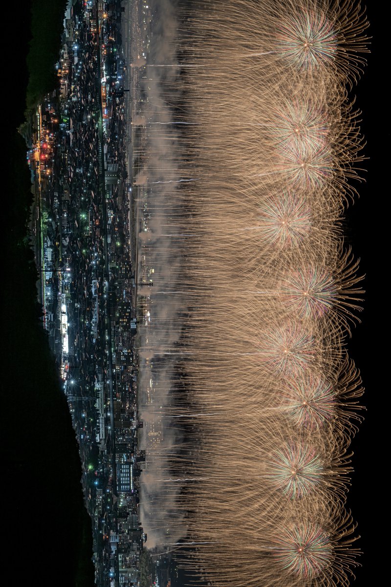 Pharao444's tweet photo. ずっと撮りたかったここからの長岡花火！
街中に花火が降り注ぐ奇跡の1枚！！！

日本一の名は！！！！！
本当だった！！！！！！！！！！！！！

#長岡花火 https://t.co/NGBPmHtez5