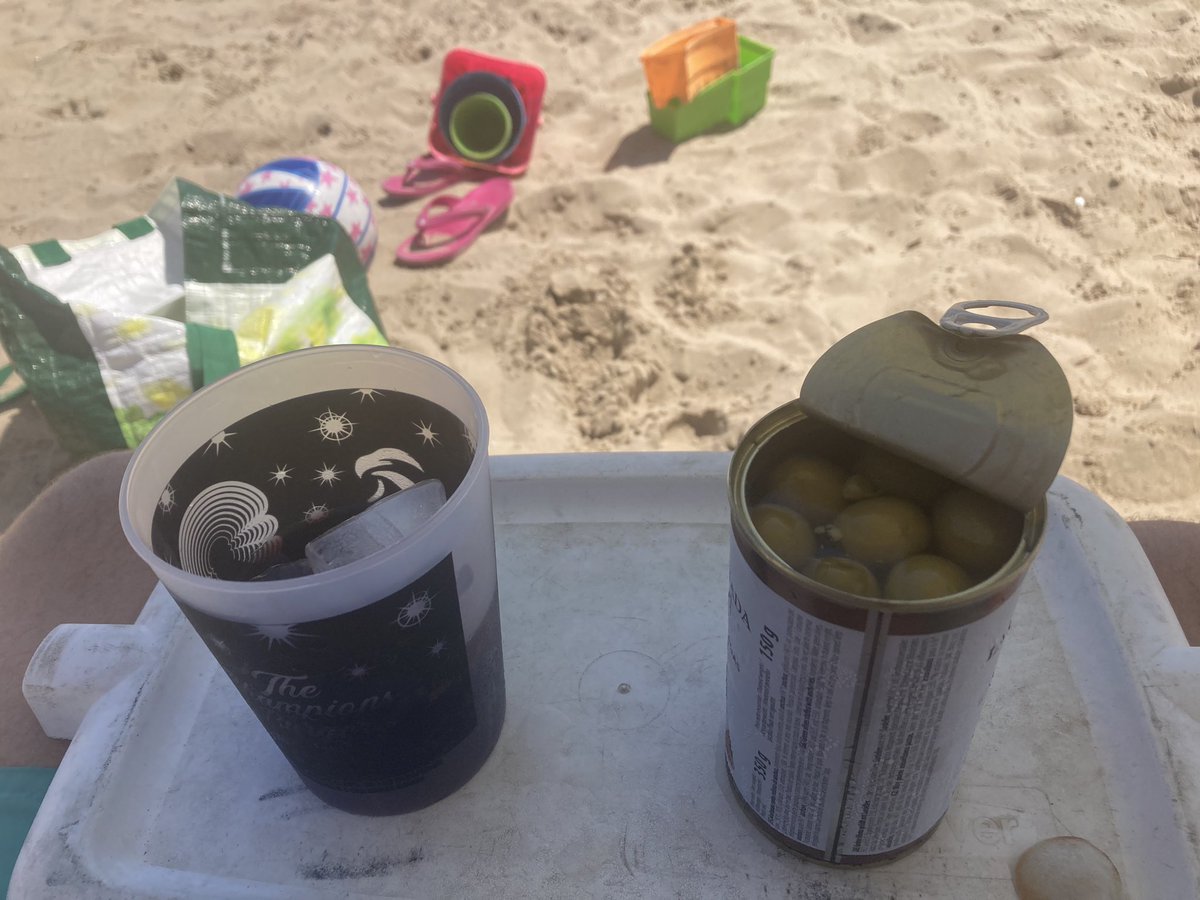 inhospito_'s tweet photo. #bodegón #playa #vermouth #vermouthtime #calimocho #aceitunasconanchoas #paraqueluegodigamimadrequenocomopescado @laexplanada_es #consumolocal #consumodeproximidad https://t.co/GZARRiadef