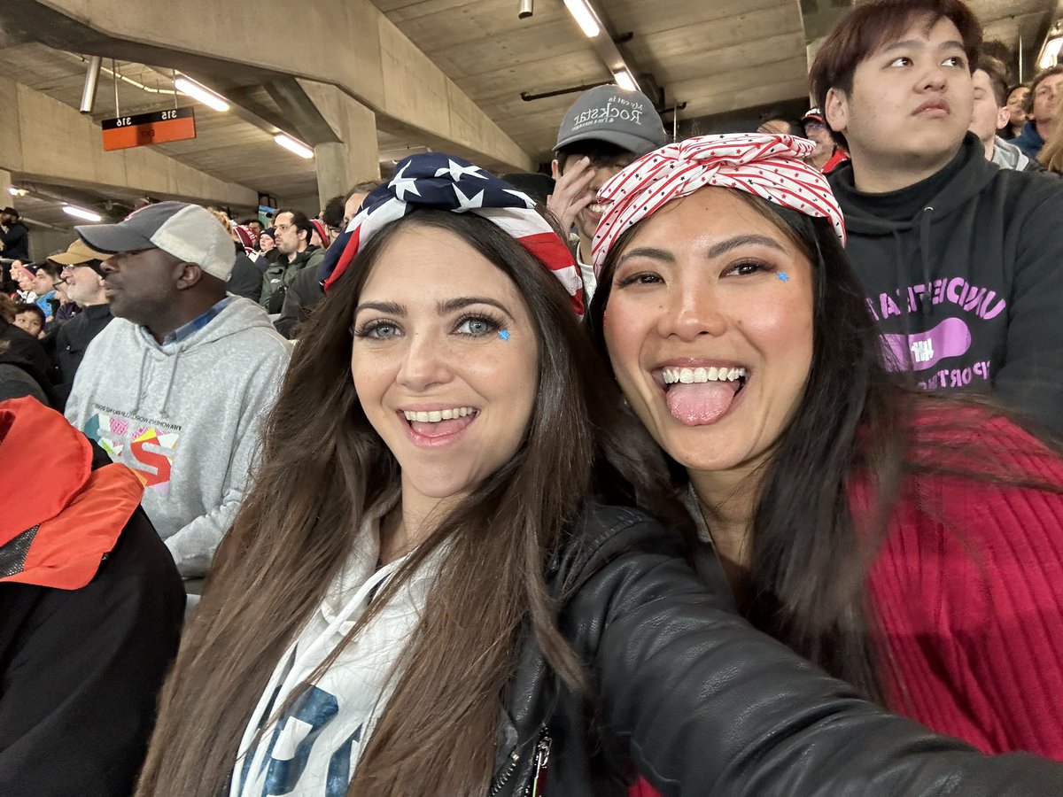 imkatiegoodman's tweet photo. 3 Americans and a New Zealander walk into a bar…. #FIFAWomensWorldCup #aucklandnewzealand #USAvsPOR @USWNT https://t.co/iytVmvaQHP