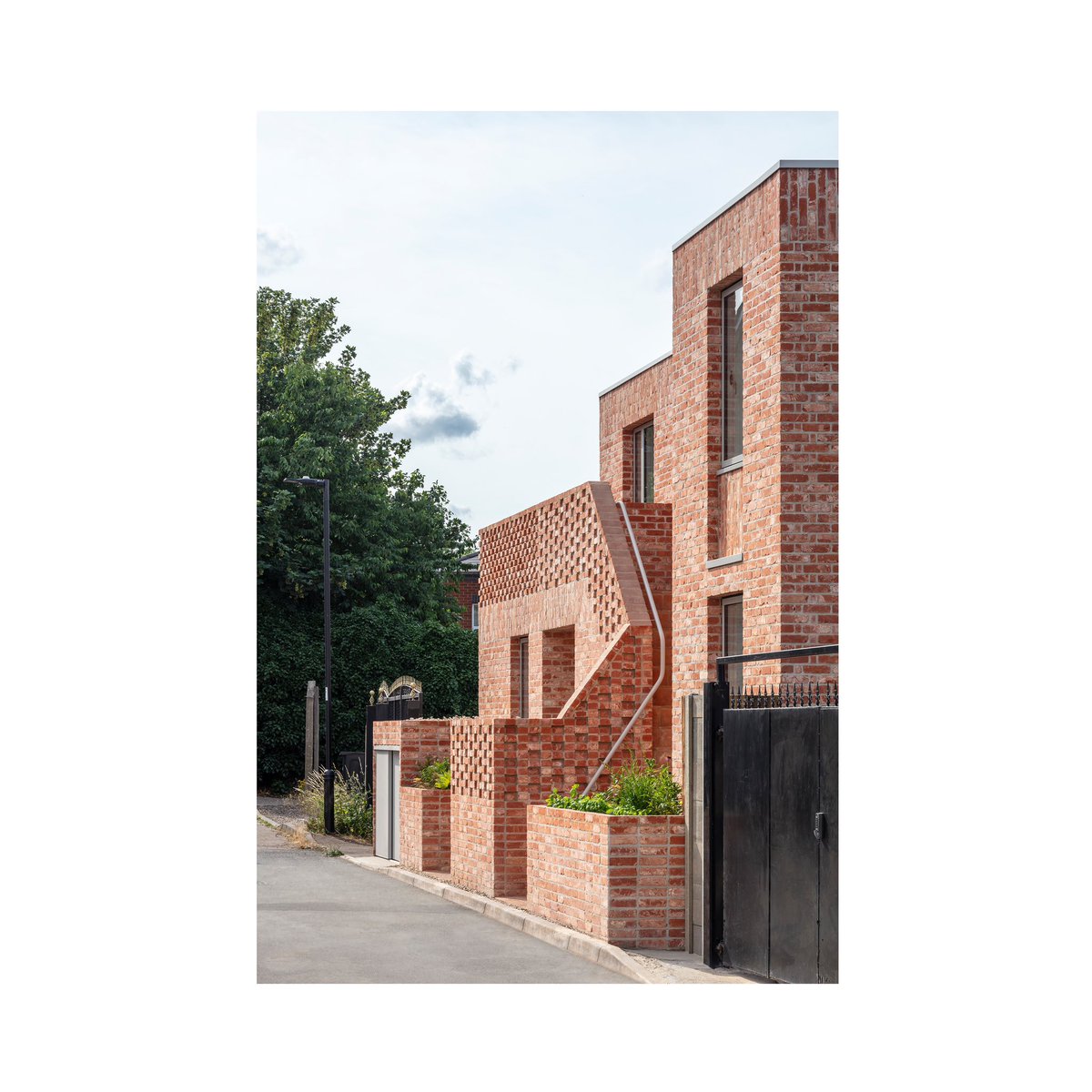 We are thrilled to share a first look at our newbuild housing project in North London, which transforms a redundant brownfield site in a challenging conservation area location, providing two new high quality dual aspect dwellings 
📸 @marcuspeelphoto 
#housing #london
