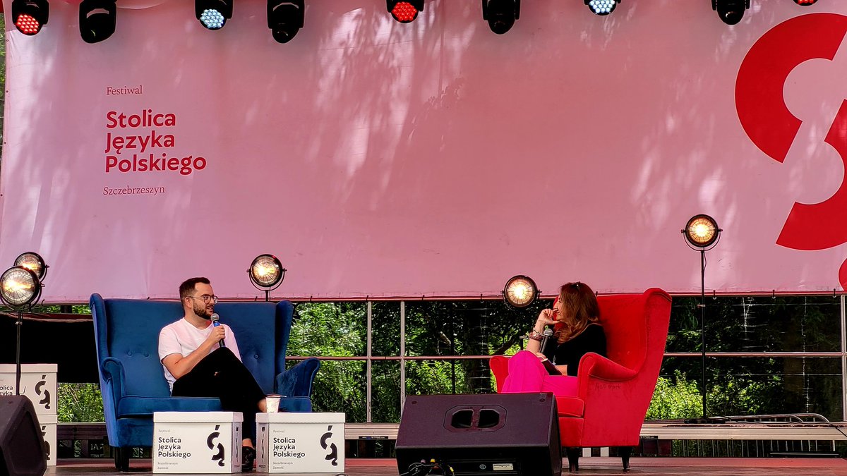 PWMedition's tweet photo. Trwa spotkanie wokół #MałaMonografia o #Wieniawski.m na #FestiwalStolicaJęzykaPolskiego w #Szczebrzeszyn. Autor @mateuusz opowiada o Wieniu! Transmisja na FB #PWMEDITION 🤗 polecamy i zapraszamy! 📚📖😊 https://t.co/1NYEg7JpAu