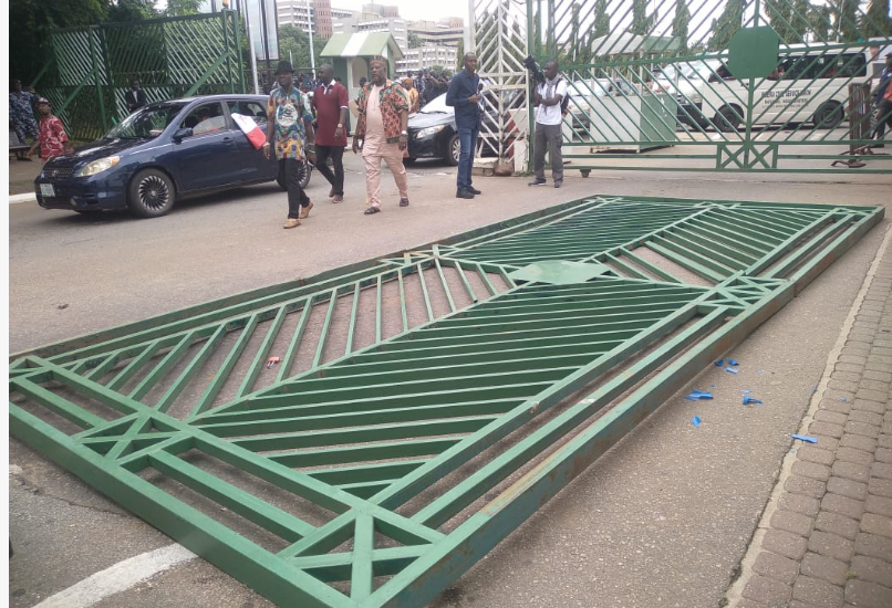 KudilandNG's tweet photo. Subsidy Protests: Protesters pull down National Assembly gate https://t.co/3C6hTLf6sn #NLCProtest #strike #Protest #Mcoluomo #Rufai #Nlc #AbujaTwitterCommunity #1Billion #RestInPeace #congratulationspeter #bread #Greenwood https://t.co/TX1ifdP3MQ