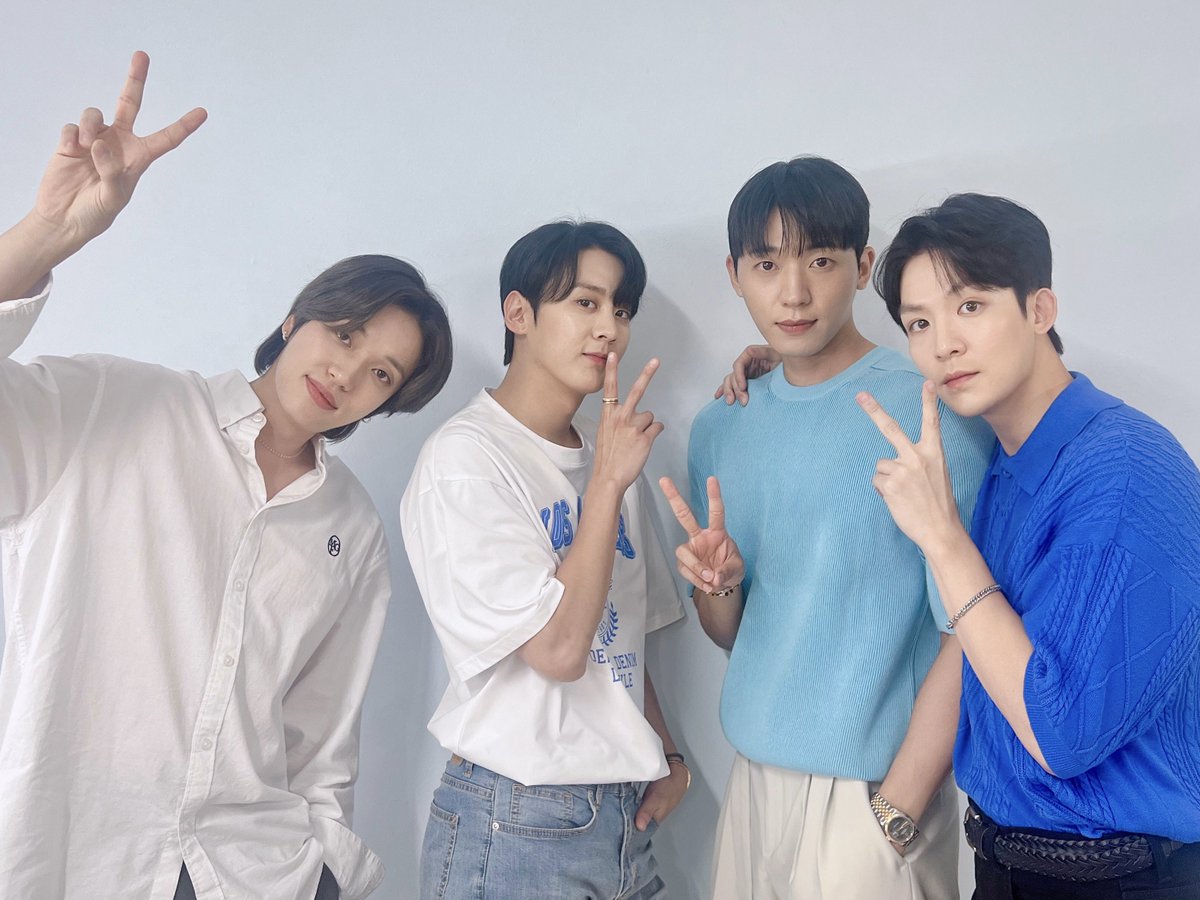 TEEN_TOP's tweet photo. TEEN TOP [4SHO] RELEASE EVENT DAY1💜

エンジェルたちと一緒にしたイベント初日！ 
一緒にできて幸せでした💗

엔젤과 함께한 이벤트 첫날!
함께 해서 행복했어요 💗

#TEENTOP #틴탑 #4SHO #휙 #HWEEK https://t.co/uTLaZZTye5