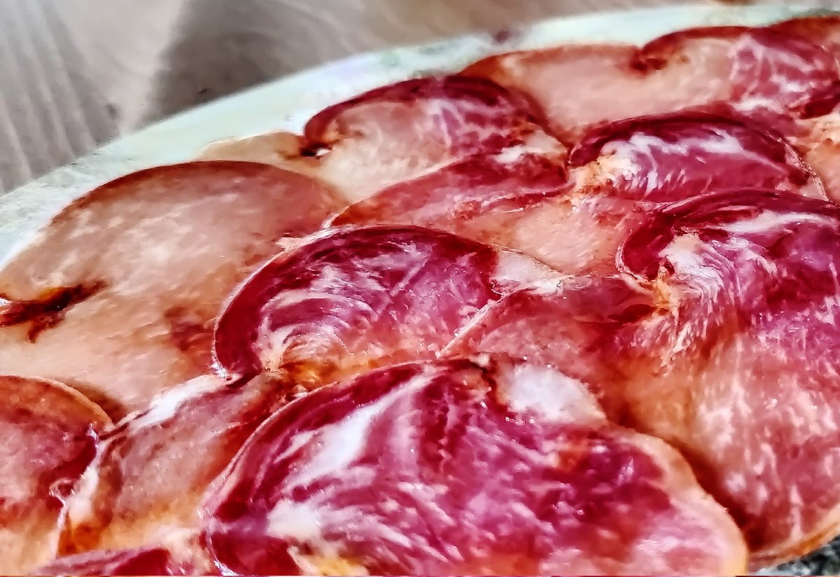 ¡Espectacular la calidad de producto de @JotaVitamina! No se si durará mucho la paletilla de Colección Privada 😋 Y el servicio de <a href="/MaxiPortes/">Maxi - hago jamón</a> de 10. Sin duda vamos a ser fieles clientes ☺

P.D.: Pido disculpas por mi corte de principiante del jamón.