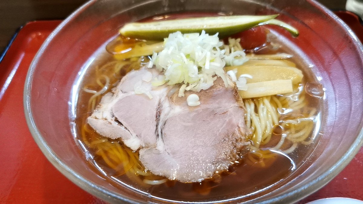 yatanagi's tweet photo. 冷やしラーメンを食べたくて、五香駅で途中下車。⁡この冷えたパッツン麺の歯で旨さを感じるっていうのかなぁ。⁡冷たいスープは煮干しの良い香りと旨味。⁡追加で食べた背脂濃厚煮干しは背脂ヤバい。ニンニク煮干し和え玉にも合います。 #麺屋むどう #冷やしラーメン #濃厚煮干し  #和え玉 https://t.co/aTMypeUeNU