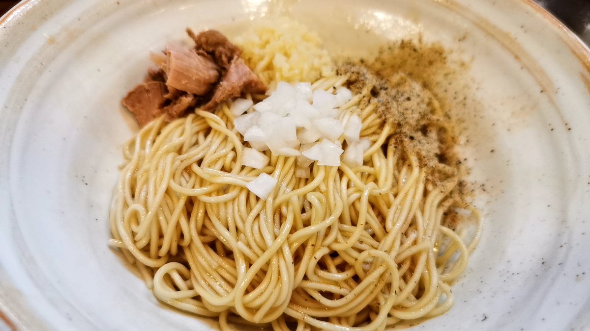 yatanagi's tweet photo. 冷やしラーメンを食べたくて、五香駅で途中下車。⁡この冷えたパッツン麺の歯で旨さを感じるっていうのかなぁ。⁡冷たいスープは煮干しの良い香りと旨味。⁡追加で食べた背脂濃厚煮干しは背脂ヤバい。ニンニク煮干し和え玉にも合います。 #麺屋むどう #冷やしラーメン #濃厚煮干し  #和え玉 https://t.co/aTMypeUeNU