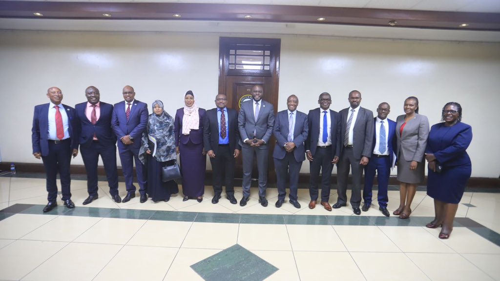 SakajaJohnson's tweet photo. With the Chairman, Commissioners and Senior Staff of the National Land Commission @NLC_Kenya at City Hall earlier today where we held discussions on cooperation between us. We have put together a Technical Working Group to jointly resolve outstanding public land issues affecting the County Govt and the People of Nairobi.