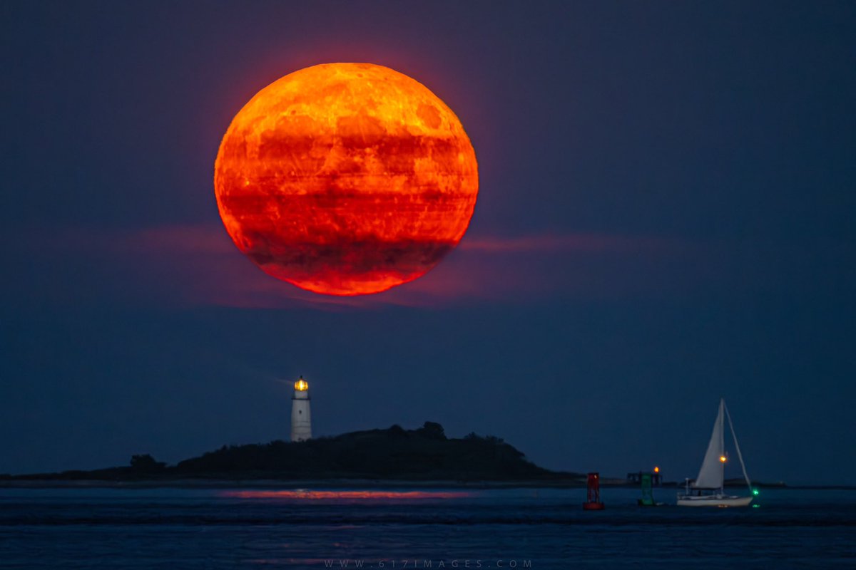 617Images's tweet image. After an unsuccessful attempt the evening before due to weather, I caught the full #SturgeonMoon rising over Boston Light last evening. Persistence pays off! 

#SturgeonSupermoon #SturgeonMoon2023 
#FullMoon