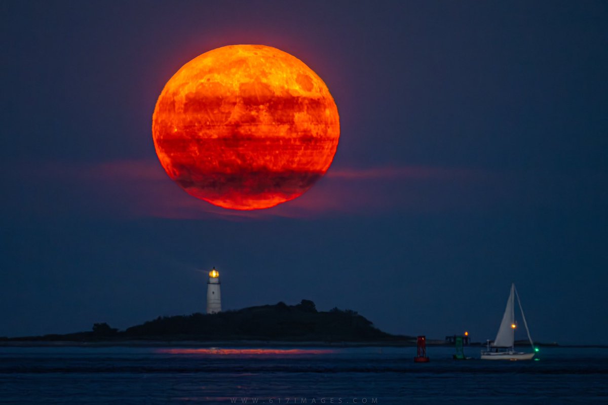 After an unsuccessful attempt the evening before due to weather, I caught the full #SturgeonMoon rising over Boston Light last evening. Persistence pays off! 

#SturgeonSupermoon #SturgeonMoon2023 
#FullMoon