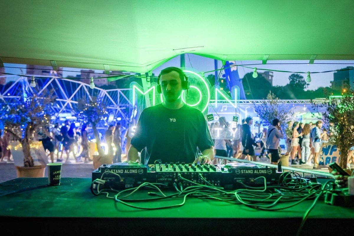 thedreamywhales's tweet photo. GM Whalemigos! 

Sasha Pavel is one of the best DJ’s we’ve had at the Dreamy Whales Neversea party and is part of the Boop Tribe 🎪  since Day One!  

💙 Massive drop of his latest release: Pray  
➡️Link: https://t.co/E5BQXTZVIS  

#boopboop #dreamywhales