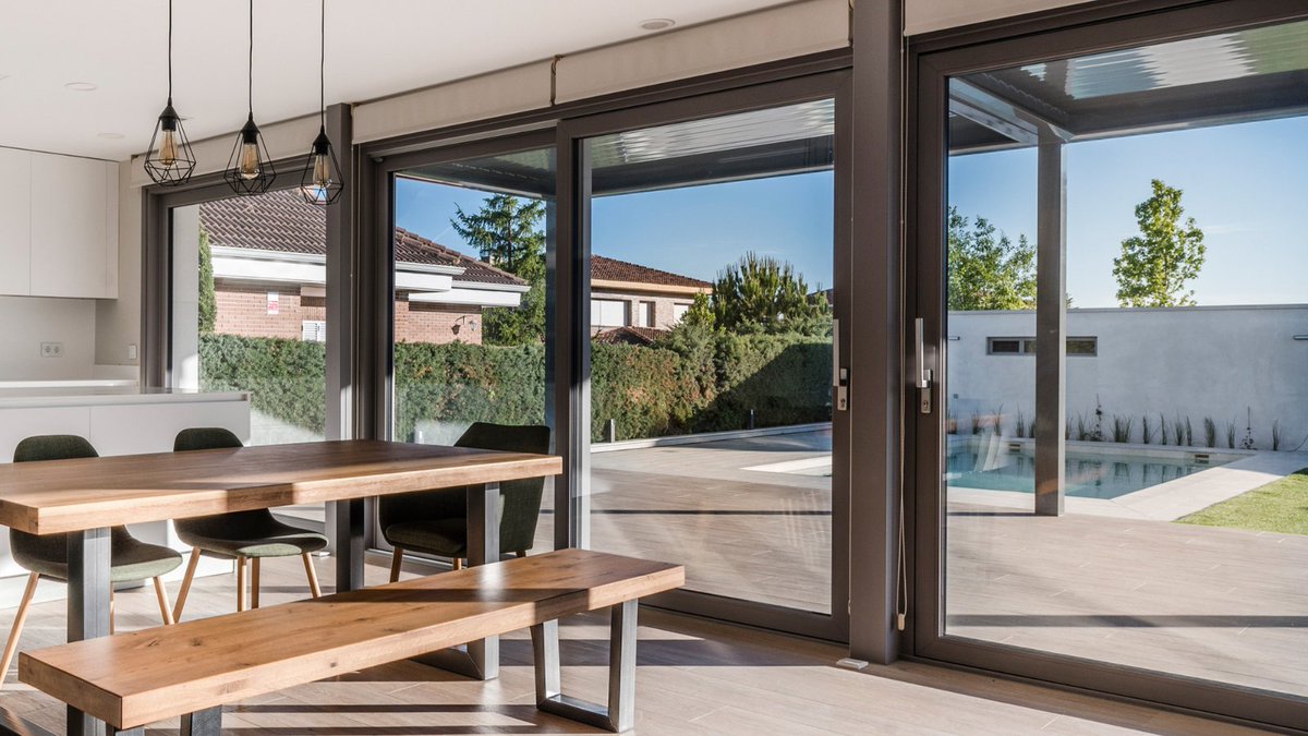 instahogar10's tweet photo. Con vidrios de protección solar Mediterran casi neutros, nuestras ventanas protegen sin oscurecer tus espacios. 😎🌿
Recordamos este espectacular trabajo de Instahogar en una passivhaus de Soto del Real. https://t.co/RBprNYavZs https://t.co/qHPJwJxpso