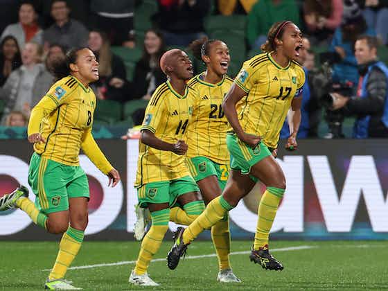 🟢🟡⚫ De perder 3-0 con Brasil en Francia 2019, a sacarle un empate en el Mundial 2023 para dejarlo afuera y despedir a Marta, Jamaica vive un cuento de hadas del que no quiere despertar. Pero no todo ha sido color de rosa en la historia de las "Reggae Girlz". Te lo cuento... 🧵